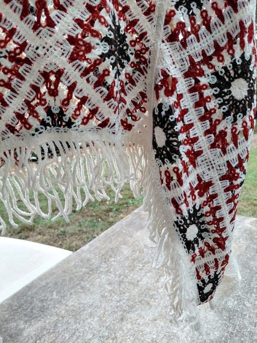 House of Harlow 1960 Crochet Floral Fringe Poncho White & Red - Picture 3 of 4